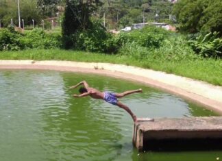 Drone flagra meninos se refrescando no esgoto do pinicão em Cajazeiras 7