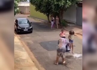 Idosa joga balde d’água e apaga amarelinha de crianças na rua; vídeo gera revolta nas redes sociais