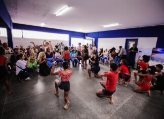 Secretária de Educação visita escola em Cajazeiras e destaca ações do projeto Dia D da Família na Escola