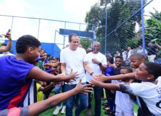Prefeitura entrega arena esportiva com gramado sintético em Jaguaripe I e amplia opções de lazer em Cajazeiras