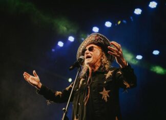 Após jogo do Brasil, Alceu Valença canta grandes sucessos no Largo do Pelourinho, em arraiá promovido pelo Governo da Bahia