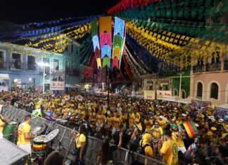 Pelourinho recebe multidão no encerramento do São João após vitória do Brasil na Copa do Mundo