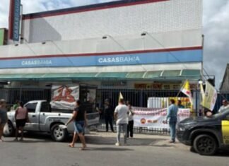 Casas Bahia: ex-funcionários protestam em Cajazeiras e cobram pagamento de verbas rescisórias